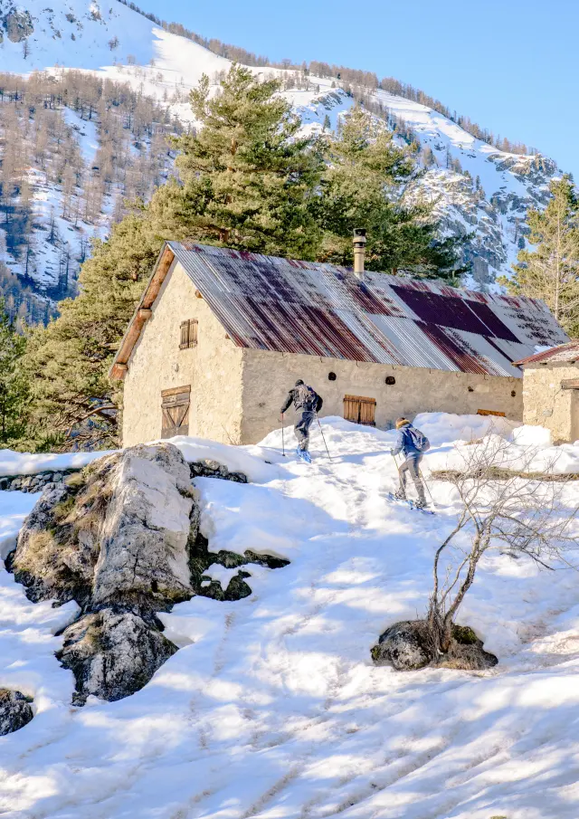 Schneeschuhwandern in Casterino Laurie Cornillon