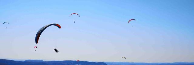 Paragliding Pouncho Activiteiten Natuur 21 Millau Laetitia Rozijn Robert