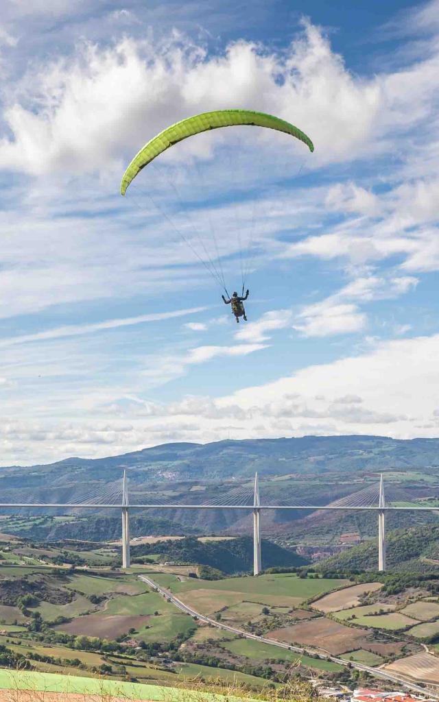 Paraglidingvlucht over het viaduct van Millau Natuuractiviteiten 2 Millau @alexevil12