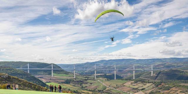 Vol En Parapente Face Au Viaduc De Millau Activites Nature 2 Millau @alexevil12