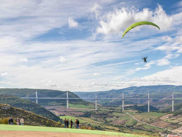 Paraglidingvlucht over het viaduct van Millau Natuuractiviteiten 2 Millau @alexevil12