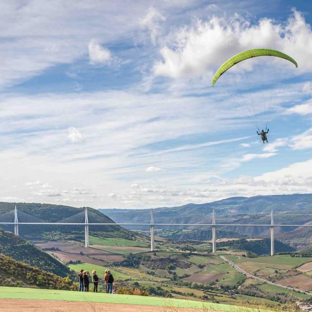 Paraglidingvlucht over het viaduct van Millau Natuuractiviteiten 2 Millau @alexevil12