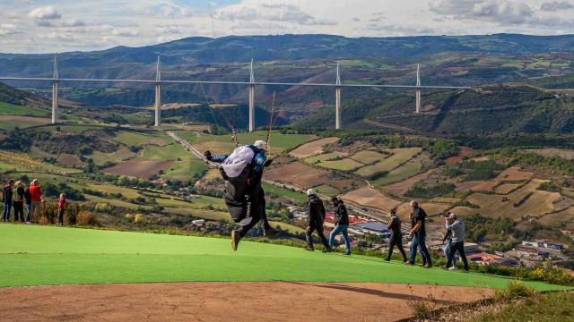 Vol En Parapente Face Au Viaduc De Millau Activites Nature 3 Millau @alexevil12