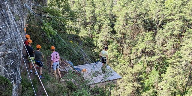 Salto colgante Forma de la placa de llegadaclaetitiaraisinrobert 1