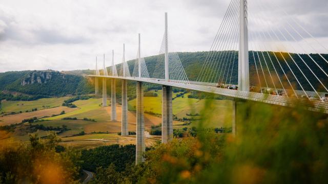 Uitzicht op het Viaduc De Millau Clara Ferrand Wildroad Crtloccitanie 0039136 Md Min