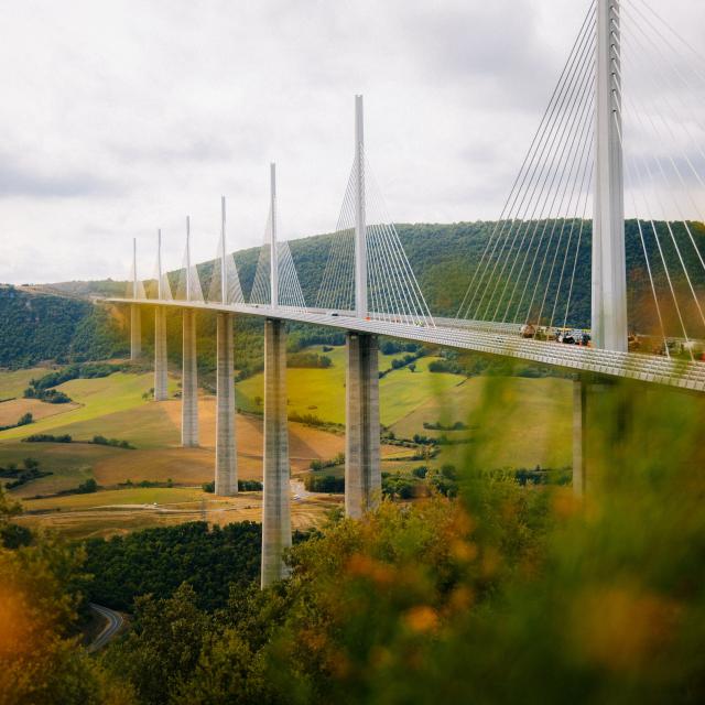 Uitzicht op het Viaduc De Millau Clara Ferrand Wildroad Crtloccitanie 0039136 Md Min