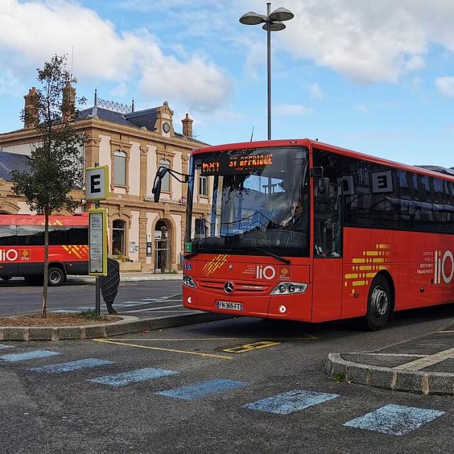 Bus Lio Millau station