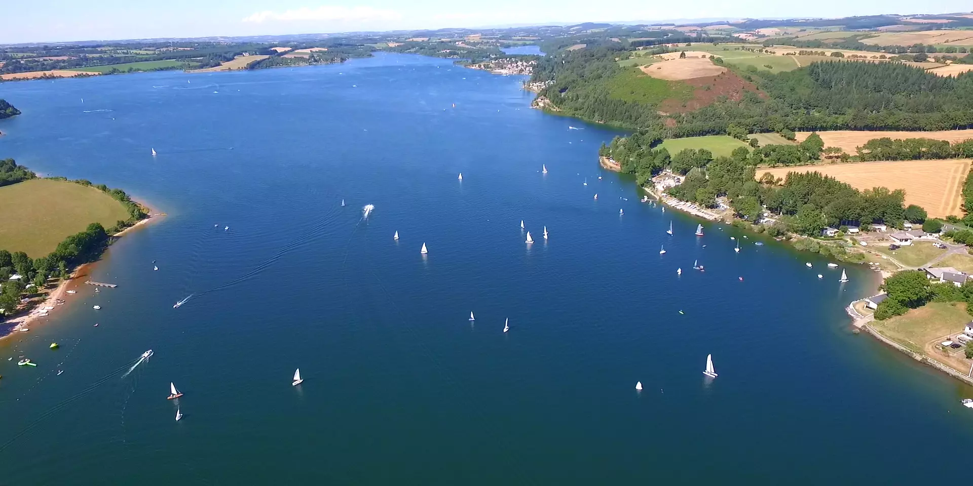 Voiliers sur le lac de Pareloup