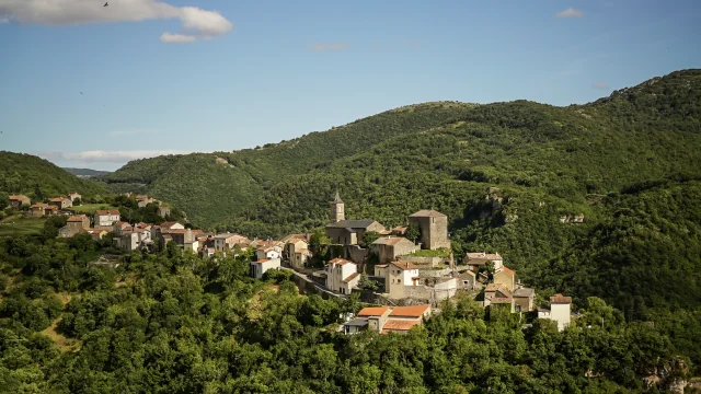 La Bastide-Pradines perchée sur la vallée du Cernon - Greg Alric