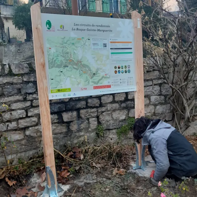 La Roque Nouvelle Signaletique Apn Millau Grands Causses