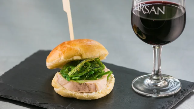 2 Spezialitäten aus Les Landes: Hähnchenbrötchen und rotes Tursan-Glas