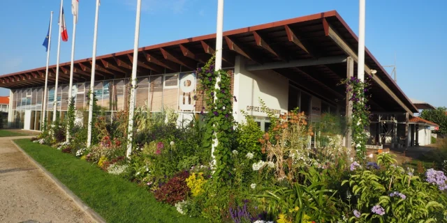 Sala de exposiciones y reuniones en la playa