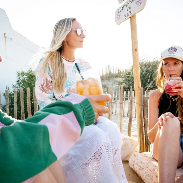 sortir verre sur la plage entre amis