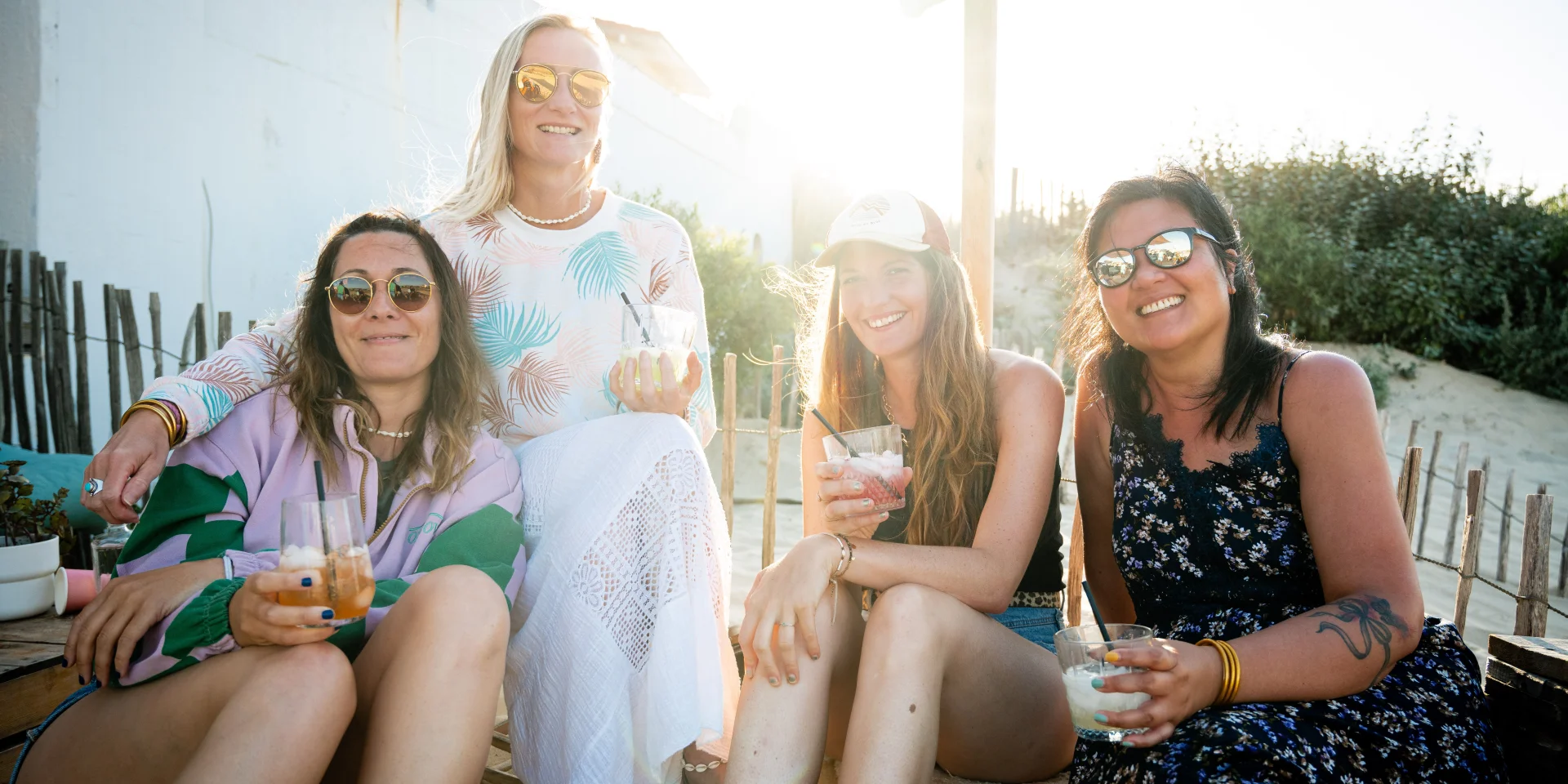 Freunde an den Strandhütten in Mimizan