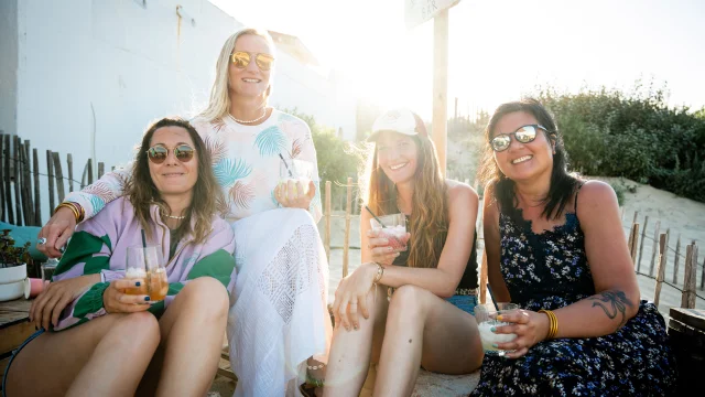 Freunde an den Strandhütten in Mimizan