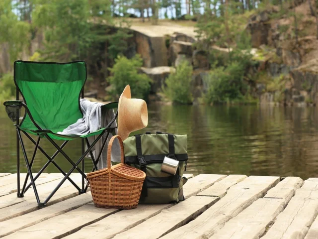 Chaise camping panier chapeau au bord du lac