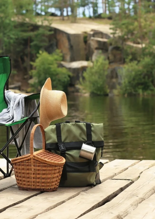Chaise camping panier chapeau au bord du lac