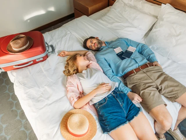 Hotel 2 Personen Auf Dem Bett Kopieren