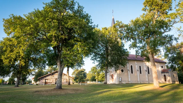 Bias - Kirche und Airial-Haus - Eichen