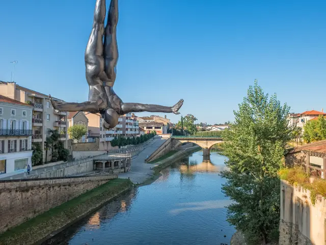 Sculpture La Plongeuse sur les berges de la Midouze à Mont-de-Marsan