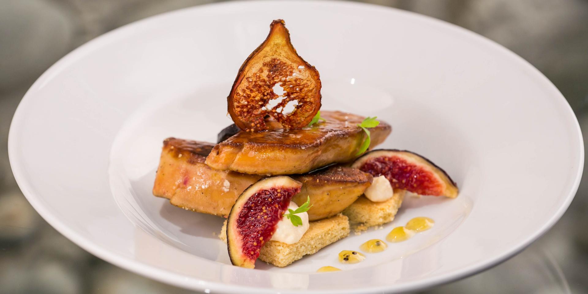 Foie Gras Poêlé Aux Figues Sablé Et Mousse Au Floc
