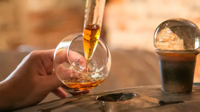 Armagnac versé dans un verre lors d’une dégustation