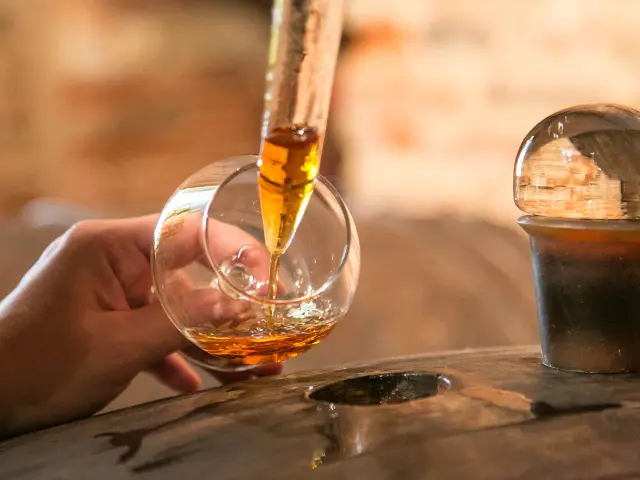 Armagnac versé dans un verre lors d’une dégustation