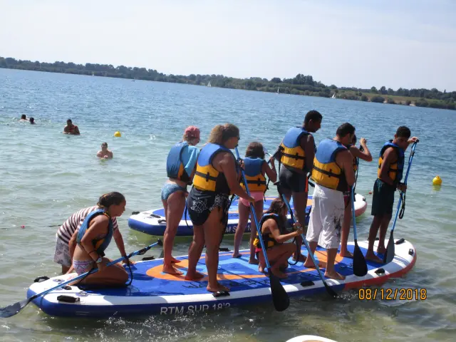 Groupe pratiquant le paddle sur le lac d’Arjuzanx