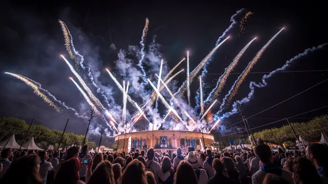 Feu d’artifice au-dessus des arènes du Plumaçon pendant les Fêtes de la Madeleine à Mont-de-Marsan