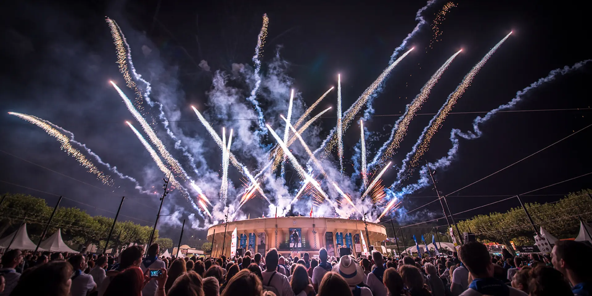 Feu d’artifice au-dessus des arènes du Plumaçon pendant les Fêtes de la Madeleine à Mont-de-Marsan