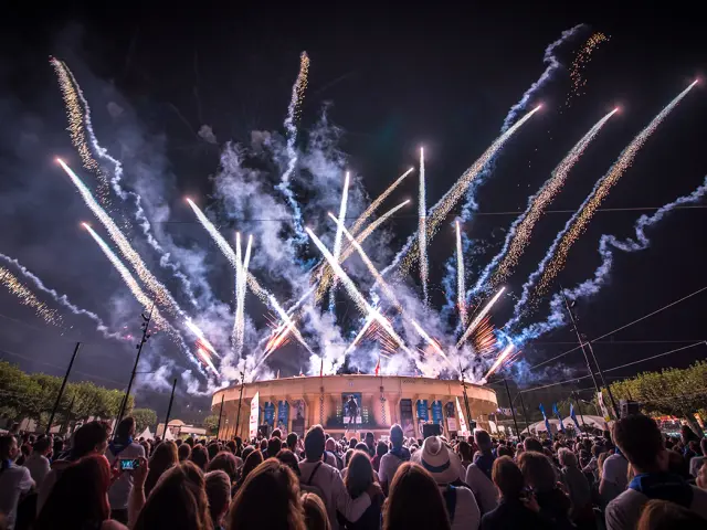 Feu d’artifice au-dessus des arènes du Plumaçon pendant les Fêtes de la Madeleine à Mont-de-Marsan