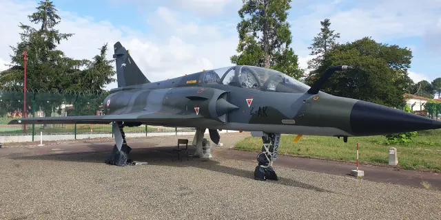 Avion de chasse exposé à l’Espace patrimonial Rozanoff à Mont-de-Marsan