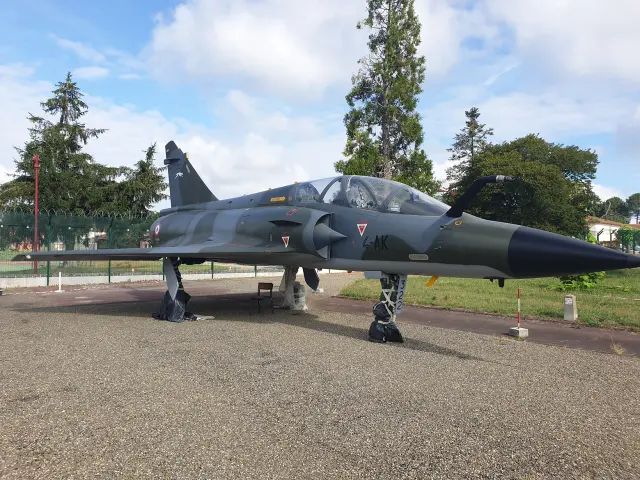 Avion de chasse exposé à l’Espace patrimonial Rozanoff à Mont-de-Marsan