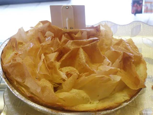 Tourtière landaise traditionnelle aux fines feuilles de pâte croustillantes