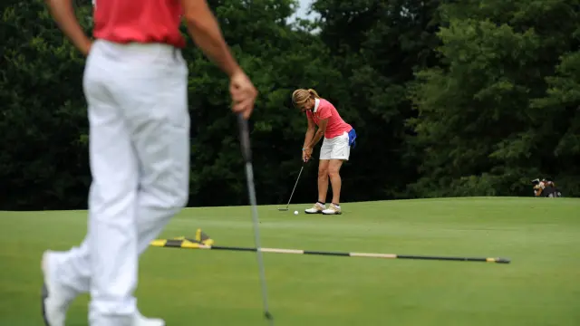 Golfeuse effectuant un putt sur le green du Golf de Mont-de-Marsan à Saint-Avit
