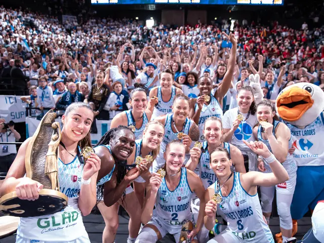 Équipe féminine de Basket Landes célébrant une victoire en coupe