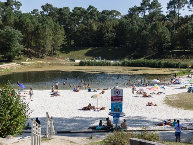 Plage et lac de baignade de la Base de loisirs du Marsan à Saint-Pierre-du-Mont
