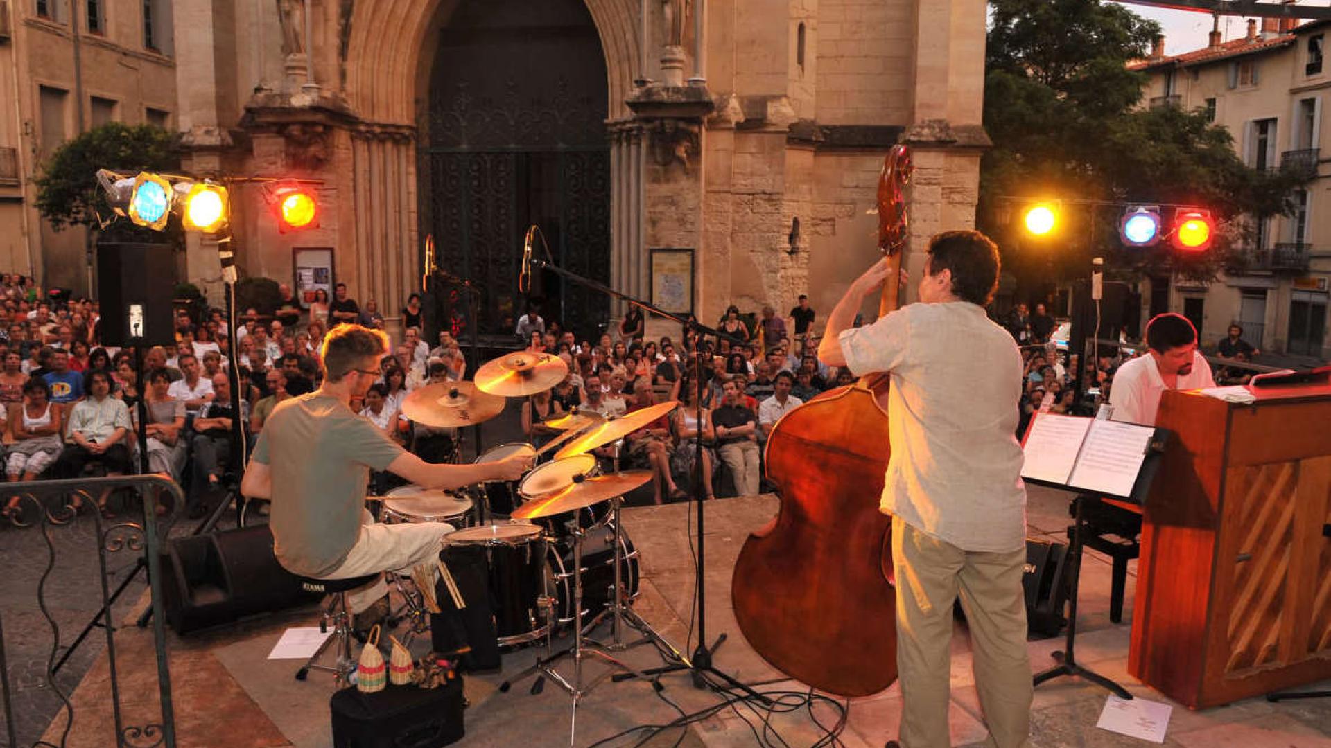 montpellier-por-la-noche-montpellier-turismo