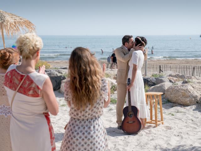 2 Baiser Mariage Paillotte ( ®)fabien Malot