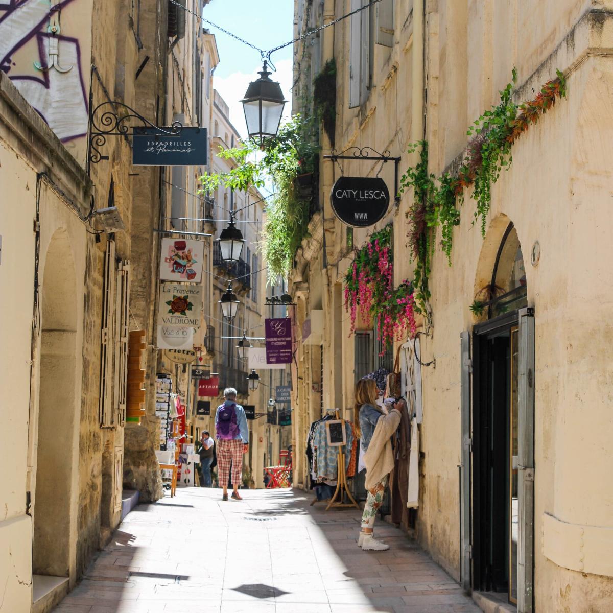 Take a stroll in the shade of medieval streets | Montpellier Tourism