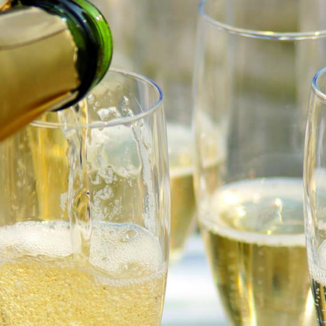 Champagne-au-sommet-de-l-arc-de-triomphe_format_1180x550.jpg