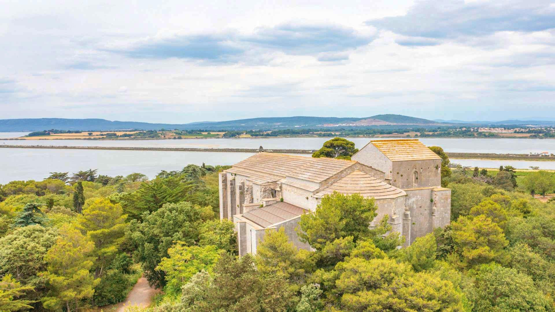 Vue Sur La Cathedrale De Villeneuve les Maguelone