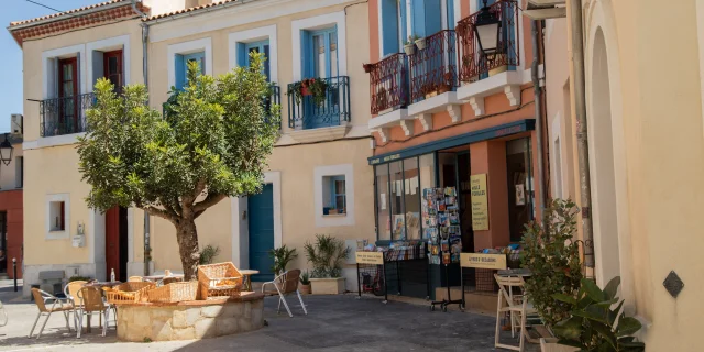 rue village sud magasin carte postale librairie terrasse