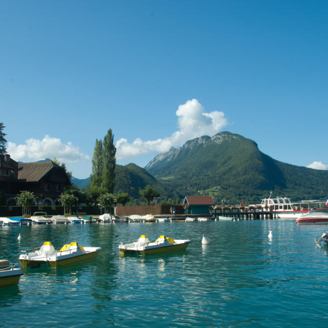 Les pédalos sur le lac d'Annecy