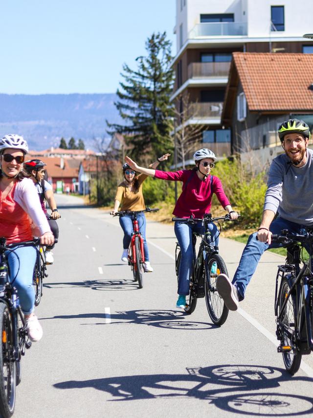 Vélo en groupe sur la Voie Verte du Grand Genève