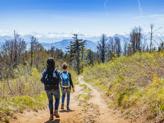 Randonnée entre amis sur la crête des Voirons.