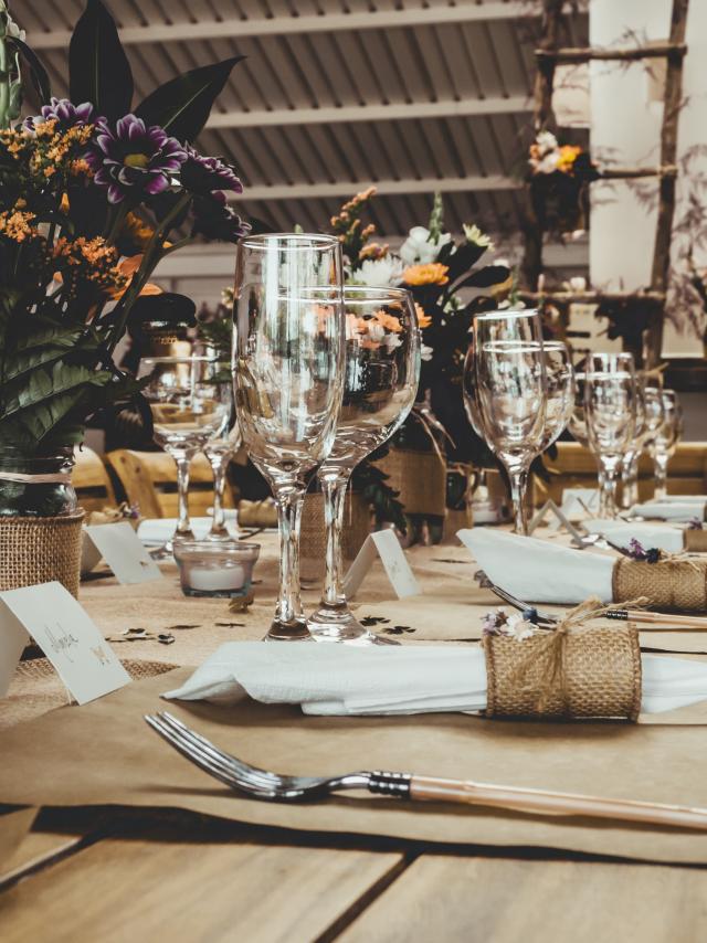 table-with-flowers-in-pots-in-the-restaurant.jpg