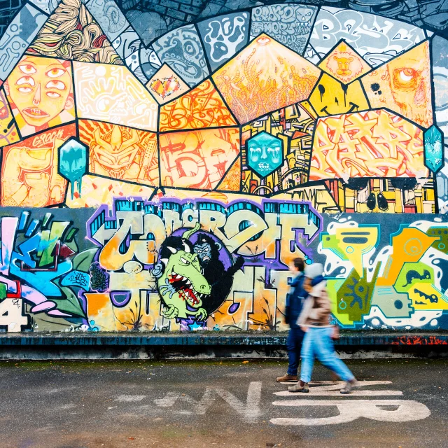 Couple se baladant devant une fresque Street art à Saint-Julien-en-Genevois