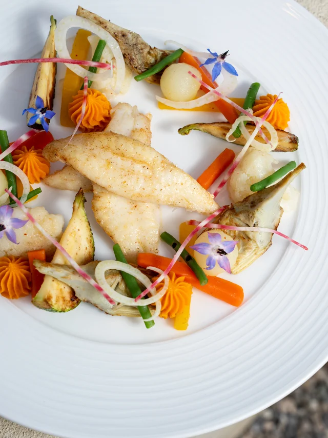 Vue sur un plat de la Paillote by l'Auberge de la Fruitière