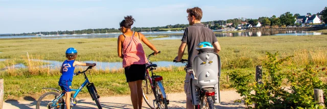 Famille à vélo, Morbihan